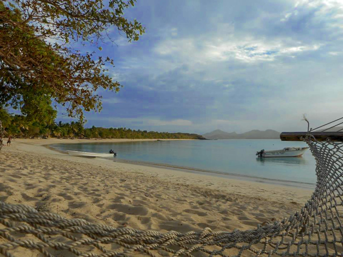 Fiji_hammock_on_beach