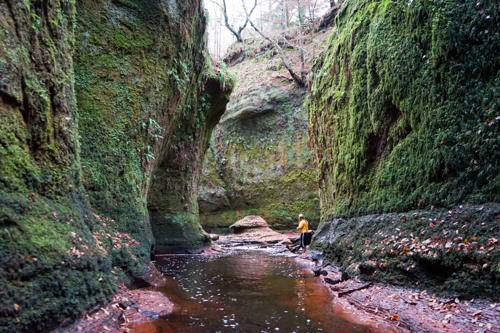 the green towering green walls of rock at the Devil's Pulpit