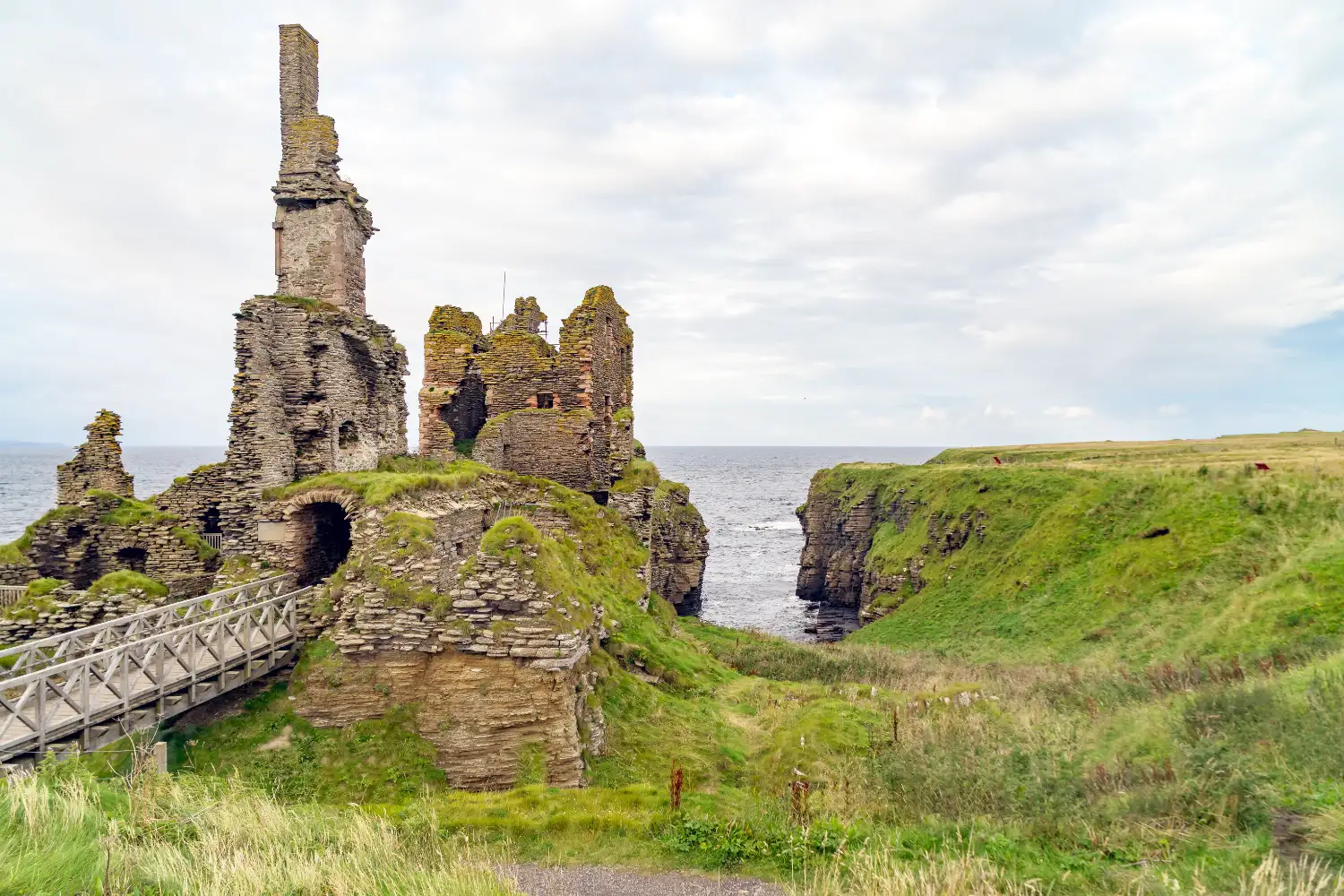 Read more about the article Castle Sinclair Girnigoe Ruins, NC500 – A Complete Guide to Visiting
