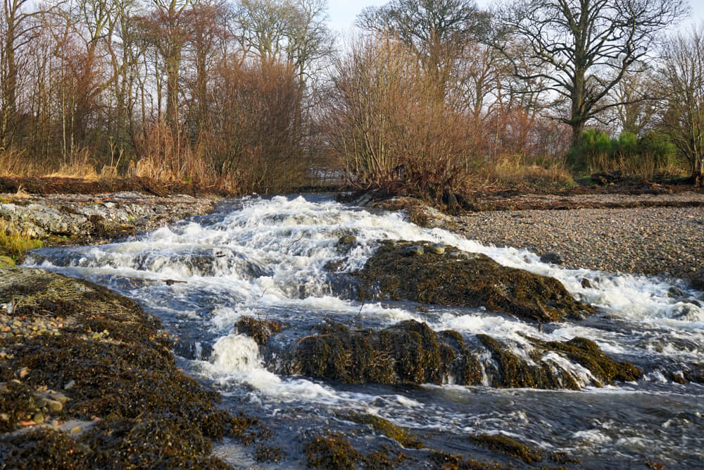 Stream that crosses the beach in front of the Corpach wreck