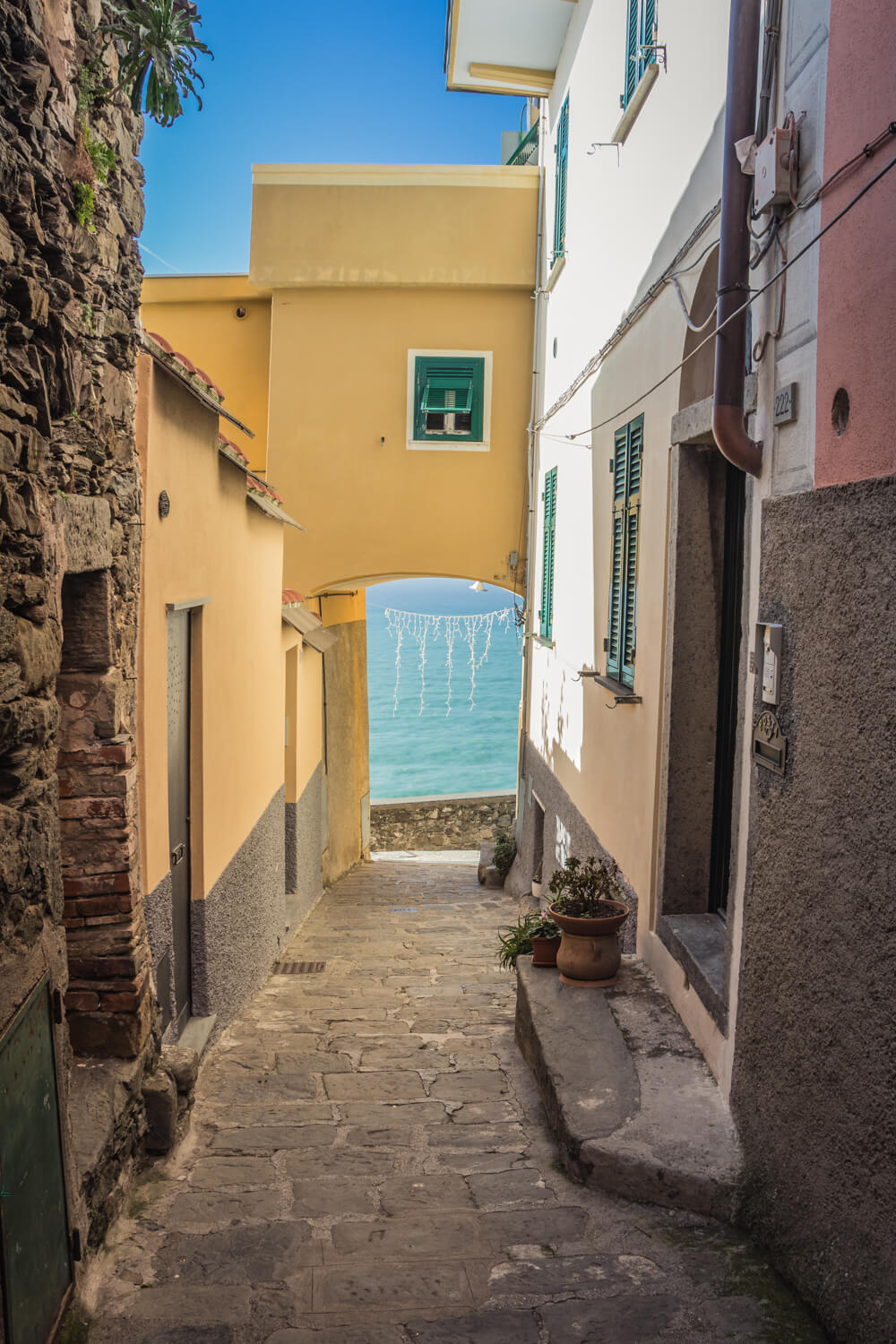 Corniglia streets 2_Cinque Terre © Susan Gan_Thrifty after 50