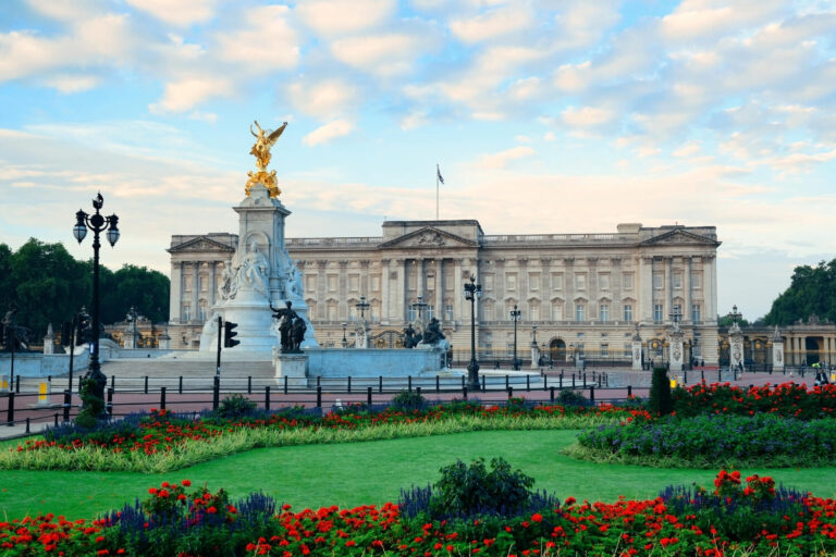 The impressive building of Buckingham Palace, home to the Royal Family of England.