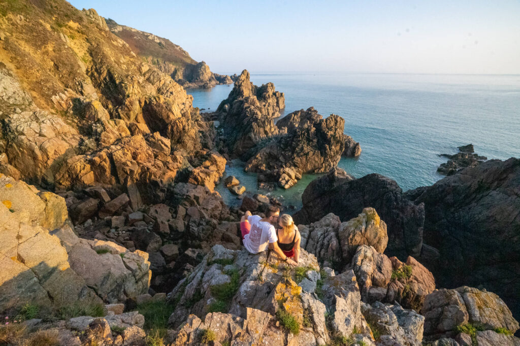 la jaonnet bay couple sitting on rocks