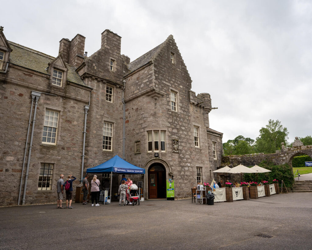 drum castle courtyard