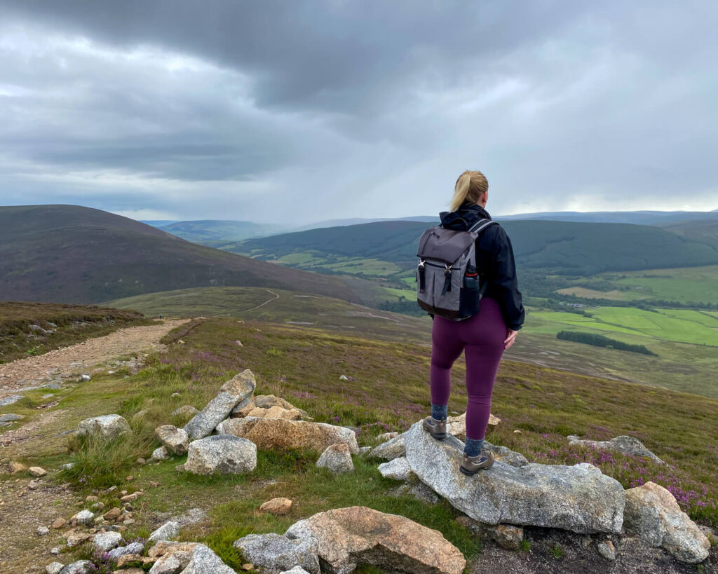 girl standing on ben rinnes