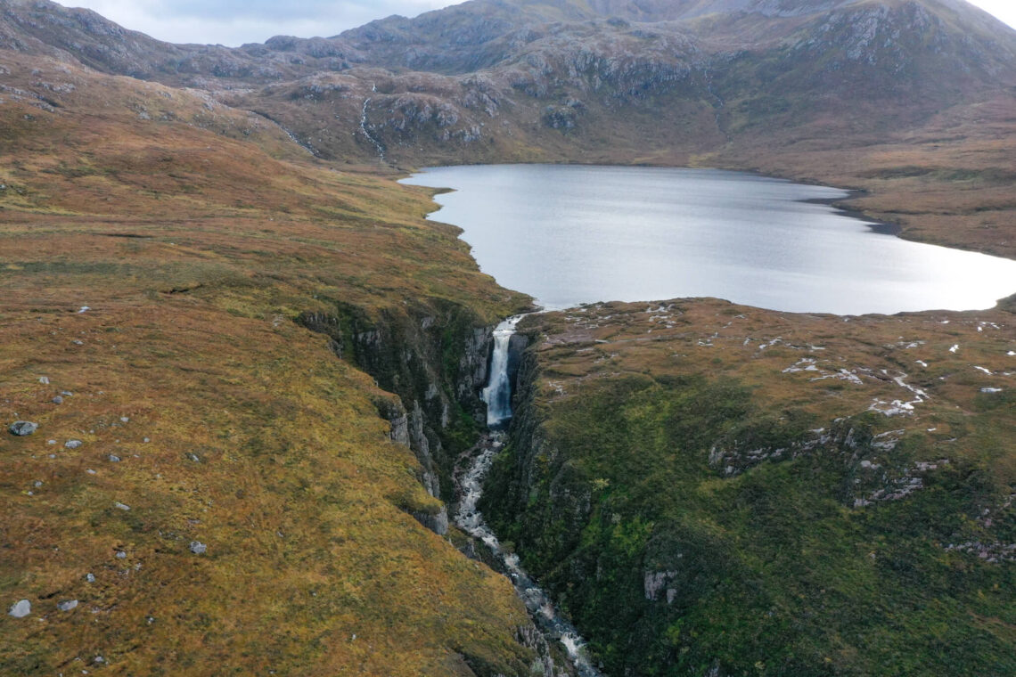 Read more about the article Wailing Widow Falls Waterfall on the NC500 – Loch na Gainmhich How to Find and Where to Park