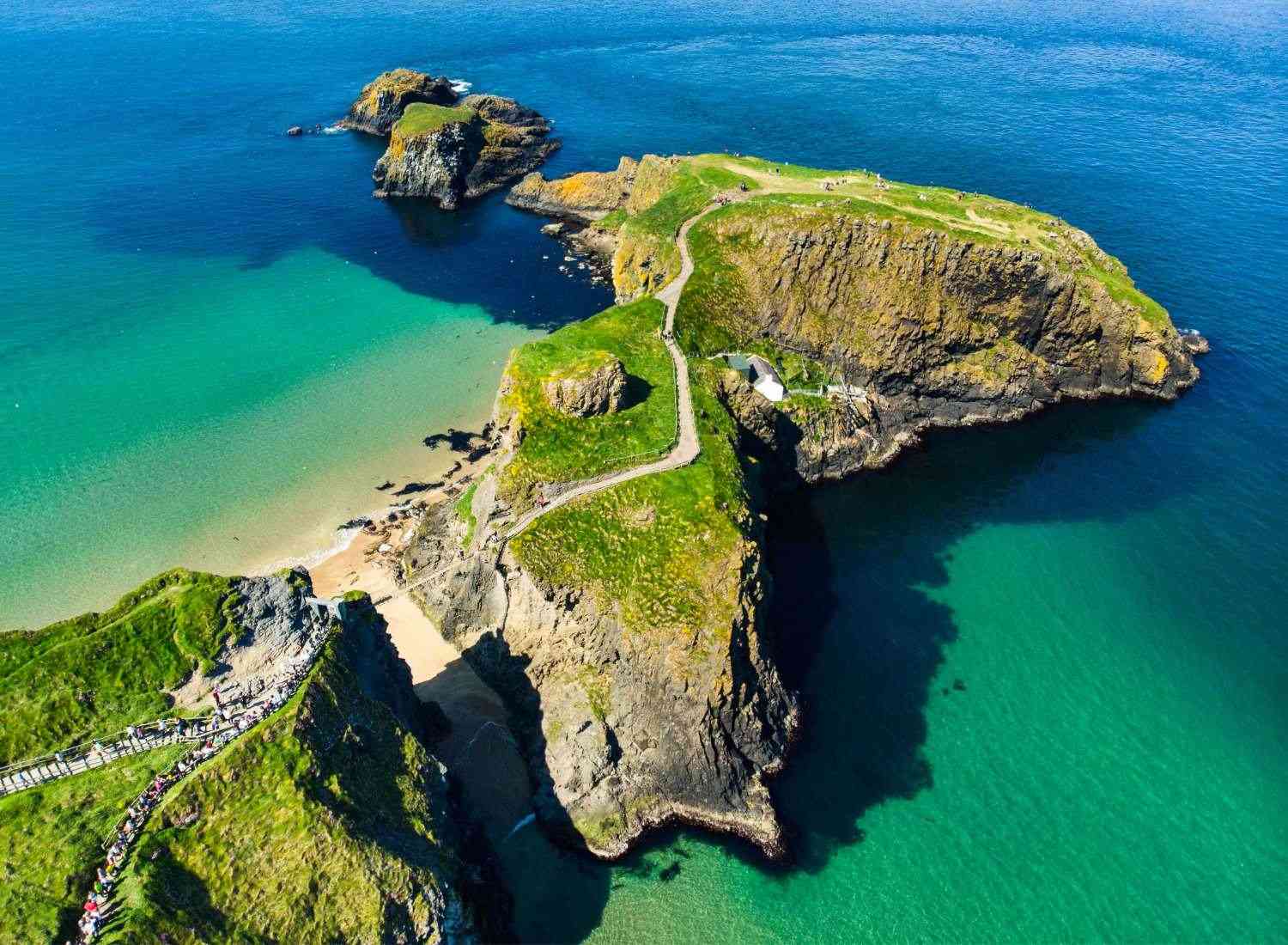 Read more about the article A Complete Guide to Visiting the Carrick-a-Rede Rope Bridge